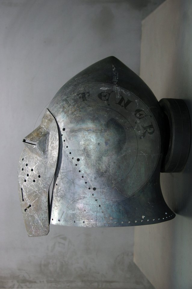 Klappvisier bascinet with keyhole visor, c. 1390-1410. Source: bascinet Wallace Collection A74, London; visor Museo Stibbert, Florence. Skull raised from two halves of 2 mm high quality mild steel, heat hardened and tempered up to 34 HRC. Visor raised from 2 mm medium carbon steel and hardened and tempered up to 42 HRC. Visor hinge made of medium carbon steel. Visor is removable. Weight 3,320 kg. /Klappvisier wzorowany na hemie z Wallace Collection A74 oraz zasonie z Museo Stibbert, datowany na 1380-1410. Dzwon wykuty z dwch powek 2 mm wysokiej jakoci stali niskowglowej, hartowany i odpuszczany do 34 HRC. Zasona wykuta z 2 mm stali redniowglowej, hartowana i odpuszczana do 42 HRC. Zawias zasony wykonany ze stali redniowglowej. Zasona jest zdejmowana. Waga 3,320 kg.